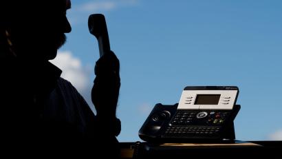 Symbolbild: Julian Stratenschulte/dpa
Telefonbetrug