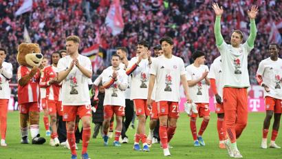 Bild: Malin Wunderlich/dpa
Die Spieler des FC Bayern München lassen sich nach dem Stuttgart-Spiel von den Fans feiern. Aber nur dosiert. Am Mittwoch geht es im DFB-Pokal nach Leverkusen.