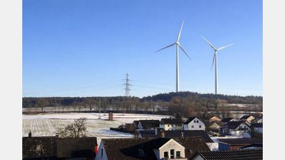Bildmontage: Ernst Lenk
Bürgermeister Ernst Lenk hat sein Foto zur Veranschaulichung der Dimensionen der Windeneergieanlage mit KI generiert. Es zeigt den Blick von Schirmitz Richtung Bechtsrieth. Den höchsten Punkt hat der Regionale Planungsverband als Windvorranggebiet ausgewiesen. Die Gemeinde will dafür keines ihrer Grundstücke hergeben.