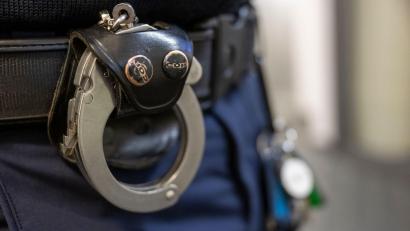 Bild: Peter Kneffel/dpa
Die Polizei bringt die Betrüger mit 16 weiteren Taten in Verbindung. (Symbolbild)