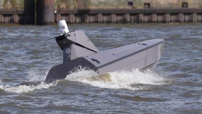 Bild: Marcus Brandt/dpa
Das Rheinmetall-Drohnenboot ist 8,5 Meter lang. (Archivbild)