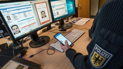 Symbolbild: Bundespolizei
Ein Super-Recogniser der Bundespolizei hat am Hauptbahnhof Regensburg einen gesuchten Tatverdächtigen erkannt.