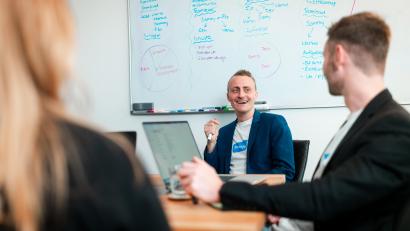 Bild: Julia Drahan
Der Amberger Christian Gnerlich (Mitte) im Gespräch mit seinem Geschäftspartner Markus Wensauer. Zusammen haben sie das Start-up Brainjo gegründet.