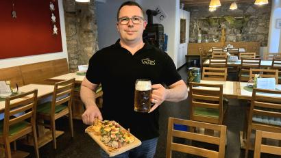 Bild: lnz
Andreas Schander mit Brotzeitbrett und Zoiglbier im Marktcafé des Mehrgenerationenhauses in Mitterteich: Der 39-Jährige hat eine Event- und Cateringfirma gegründet und will mit regelmäßigen Veranstaltungen die Gastroszene bereichern.
