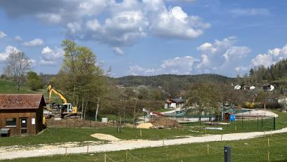Bild: hdk
An Pfingsten soll das Königsteiner Naturbad öffnen. Derzeit wird hier noch fleißig gearbeitet, ein Bagger hat den Boden aufgerissen, um Rohre zu verlegen.
