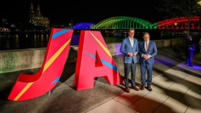 Bild: Christoph Reichwein/dpa
Ministerpräsident Hendrik Wüst (l) und Kölns Oberbürgermeister Torsten Burmester freuen sich über das Ja beim Olympia-Entscheid.