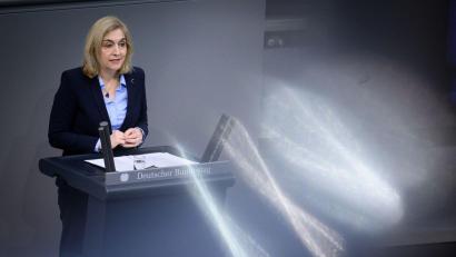 Bild: Bernd von Jutrczenka/dpa
Ministerin Warken wirbt für ihre Sparvorschläge und erntet breite Proteste. (Archivbild)