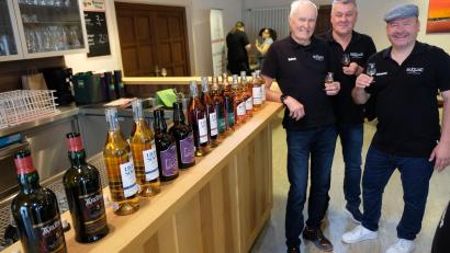 Bild: Robert Dotzauer
Eintauchen in die feine Welt der Whisky-Aromen hieß es in Vorbach. Zur Verkostung kamen hochwertige schottische Destillate, ausgewählt von Robert und Erich Biersack und von Johannes Rumsauer (v.li.).