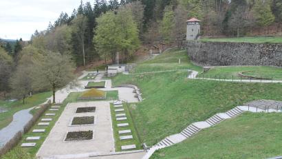 Bild: pi
Immer wieder beklemmend: das "Tal des Todes" im ehemaligen Konzentrationslager Flossenbürg. Hier wird bei der Gedenkfeier am Sonntag, 26. April, ein Kranz niedergelegt.