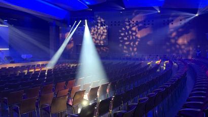 Bild: Susanne Schwab
Interessante Einblicke hinter die Kulissen wie hier in die Saaltechnik erhielten die Gäste des Tags der offenen Tür im Rahmen der halbstündlich angebotenen Führungen.