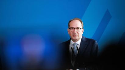 Bild: Carsten Koall/dpa
Bundesinnenminister Alexander Dobrindt (CSU) sagt, für Minister und den Bundeskanzler werde es keine Erhöhung geben.