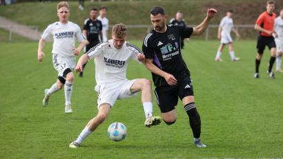 Bild: Dieter Jäschke
Simon Heser (weißes Trikot) und der SV Neusorg haben durch den Sieg gegen die DJK Ebnath die Meisterfeier des FC Dießfurt in der Kreisklasse West zumindest um eine Woche verschoben.