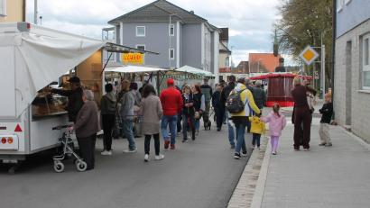 Bild: Bernhard Piegsa
Lebhaft ging es in der Bahnhofstraße am Nachmittag zu - die "verdächtigen" grauen Wolken hielten allerdings offenbar manchen potenziellen "Standlgeher" vom Marktbummel ab.