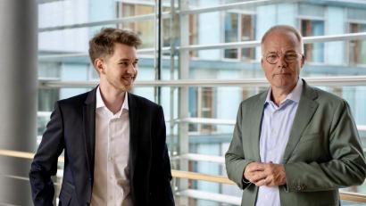 Bild: Raphael Krämer
David Mandrella (links) aus Kümmersbruck hat seine erste Woche im Bundestag hinter sich. Hier wird er von SPD-Fraktionschef Matthias Miersch begrüßt.