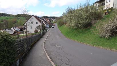 Bild: bsc
In Angriff nehmen will die Gemeinde Friedenfels die Sanierung der Schusterbergstraße (Bild). Für die Baumaßnahme sind dafür in den nächsten beiden Jahren 900.000 Euro im Investitionsplan ausgewiesen.