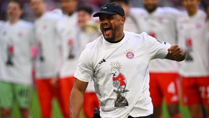 Bild: Tom Weller/dpa
Vincent Kompany feiert die Meisterschaft - Kakadu auf dem Shirt inklusive.