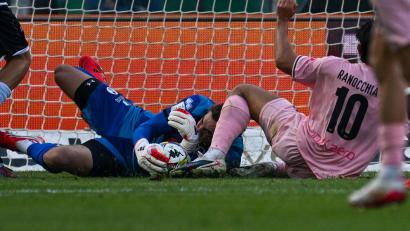 Bild: Vincenzo Orlando/LiveMedia-IPA/ZUMA Press Wire/dpa
Halswirbelbruch nach Zusammenprall: Für Jürgen Klinsmanns Sohn Jonathan ist die Saison beendet.