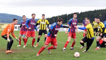 Bild: Gebert
Der SV Poppenreuth (gelb-schwarze Trikots) gewann am Sonntag sein letztes Heimspiel in der Kreisliga gegen den ASV Wunsiedel mit 2:1. Nach dieser Saison will sich der Verein aus der Kreisliga zurückziehen.