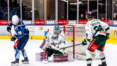 Archivbild: Elke Englmaier
Oskar Autio (Mitte) spielt künftig für die Eisbären Regensburg.