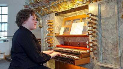 Bild: lg
Bei ihrem Konzert in der Stadtpfarrkirche schätzt Luise Künzl die differenzierten Klangschattierungen der Oberviechtacher Eisenbarth-Orgel.