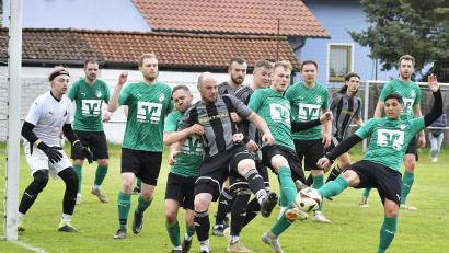 Bild: Hubert Ziegler
Alarmstufe Rot im Haselmühler Strafraum bei einer Köferinger Ecke, doch Sebastian Blödt (4.v.l.) vom ASV Haselmühl hat den Köferinger Spielertrainer Daniel Boes (rechts daneben) fest im Griff, während sich der Haselmühler Torhüter Donatien Michel (ganz links) bereits in Abwehrhaltung befindet.