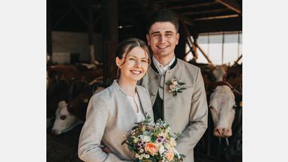 Bild: Timo Viehmann
Leonie und Ben Luber im Kuhstall. Ein bisher seltenes, aber passendes Bild, da das Brautpaar den elterlichen Bauernhof der Braut übernehmen wird.
