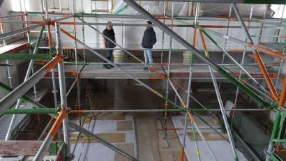 Bild: Houschka
Wie in einem Labyrinth: Im Innenraum der Wolfringer Kirche ist durch eine niederbayerische Firma ein Gerüst errichtet worden. Es umfasst drei Etagen und reicht hinauf bis zum Deckengemälde. Die Stege und Treppen dienen den Arbeitern nun als trittfeste Unterlage für Sanierungen an der sogenannten Raumschale.