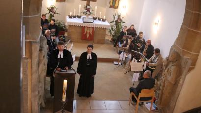 Bild: mfh
Dekanin Ulrike Schmitt (r.) und Pfarrer Daniel Götzfried (l.) führten gemeinsam durch den Festgottesdienst der Glockenweihe.