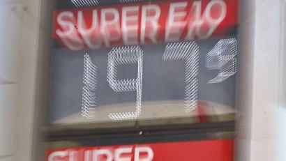 Archivbild: Bernd Weißbrod/dpa
Vereinzelt lassen sich Spritpreise unter 2 Euro bereits finden - noch sind sie aber die Ausnahme.