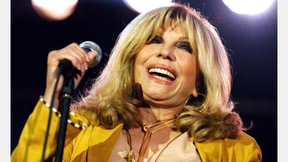 Bild: Steffen Schmidt/KEYSTONE / EPA FILES/dpa
Nancy Sinatra äußert sich dazu, dass US-Präsident Donald Trump einen Mitschnitt des Evergreens „My Way“ aus einem Frank Sinatra-Konzert gepostet hat. (Archivbild).