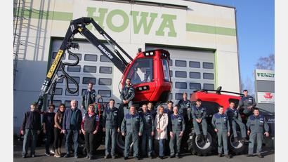 Bild: Konrad Rosner
Die HOWA GmbH in Neusorg feiert am 18./19. April mit einem zweitägigen Fest auf dem Firmengelände 30. Geburtstag. Unser Bild zeigt die aktuelle Belegschaft des Familienbetriebs.