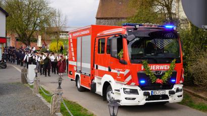 Bild: fvo
Das neue Lennesriether Einsatzfahrzeug führt den Festzug zur Albersriether Riedlhalle an.