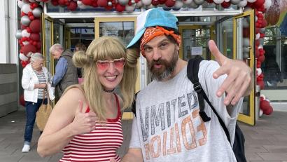 Bild: Susanne Schwab
Die Schauspieler Silke Heimann und Kay Waidelich hießen die Gäste beim "Tag des offenen ACCs" in verschiedenen Verkleidungen willkommen.