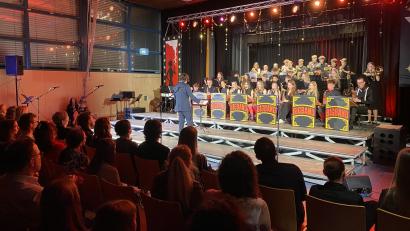 Bild: aub
Gespickt mit mehreren Soloeinlagen sorgte die Big Band des Nabburger Gymnasiums unter Leitung von Stefan Schindler für einen musikalisch begeisternden Jazz-Abend.