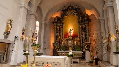 Bild: Roland Wellenhoefer
Der österlich geschmückte Altarraum der Stadtpfarrkirche Mariä Himmelfahrt in Erbendorf.