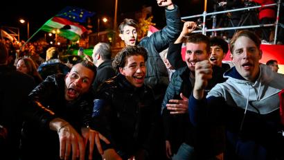 Bild: Denes Erdos/AP/dpa
Junge Ungarn bejubeln die Abwahl des rechtspopulistischen Ministerpräsidenten Viktor Orbán in Budapest.