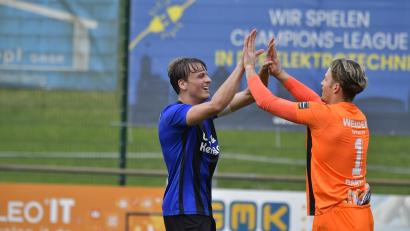 Bild: Hubert Ziegler
Torwart Justin Bartl (rechts) und Kapitän Felix Behnke bejubeln den Derbysieg in Gebenbach. Auch in Neumarkt wollen sich die Weidener über Zählbares freuen.