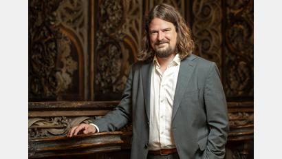 Bild: Carsten Schenker, campradmedia
Der Organist Professor Martin Sturm stellt die besonderen Qualitäten der neuen Georgsorgel vor.