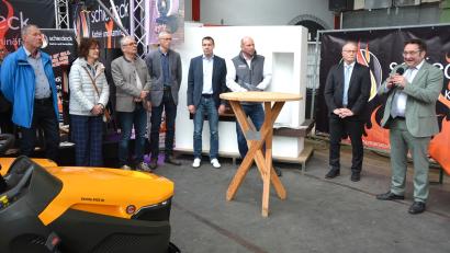 Bild: jr
Wirtschaftsstaatssekretär Tobias Gotthardt (rechts) eröffnete die 9. Konnersreuther Handwerkermesse. Mit dabei (weiter von rechts) Bürgermeister Max Bindl, Organisator Markus Konrad, der neue Bürgermeister Andreas Malzer, Siegfried Schiml, MdL Martin Scharf, Inge Härtl und Reinhard Wurm.