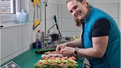 Bild: Doris Scharnagl-Lindinger
Jaqueline Jettke bei der Gestaltung einer Häppchen-Platte: 2025 gründete sie in Pechbrunn einen Partyservice.