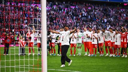 Bild: Tom Weller/dpa
Vincent Kompany geht nach der gewonnenen Meisterschaft aus sich heraus.