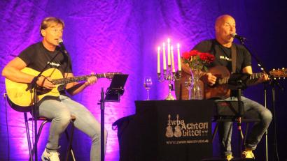 Bild: Hirsch
Das Duo "Zwoa Achterl - bitte" gastierte am Samstag vor 350 Zuhörern in der Schwarzenfelder Miesberg-Gaststätte.