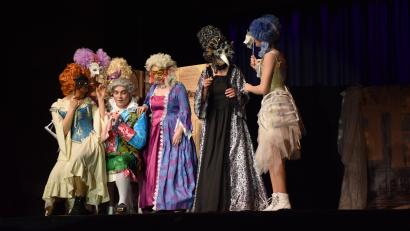 Bild: ubb
Die Frauen umschwärmen den Herzog und laufen wegen ihm sogar ihren Ehemännern davon.