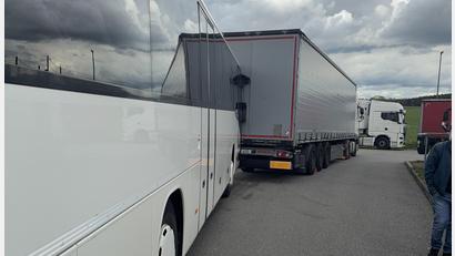 Bild: PI Schwandorf/Fischer
Am Parkplatz Alberndorf bei Wackersdorf rollt ein Bus gegen einen Sattelzug, weil die Handbremse nicht angezogen war. Der Schaden beträgt rund 10.000 Euro.