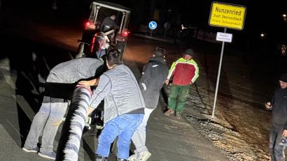 Bild: Martin Ruhland/Feuerwehr Nunzenried
Ein gelungener Einsatz der etwas anderen Art für die Feuerwehr: Der Maibaum der Stadt Oberviechtach erreicht den Ortsteil Nunzenried. In einer geheimen Aktion wurde er geklaut.
