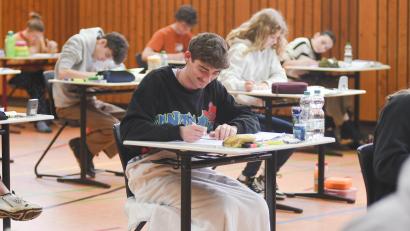 Archivbild: Gabi Schönberger
So wie bei diesem Archivbild aus dem Jahr 2024 darf es bei Abiprüfungen mittlerweile nicht mehr überall aussehen – der Tisch muss leergeräumt sein. Warum? Um bestimmte Methoden des Unterschleifs zu verhindern.