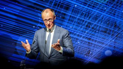 Bild: Kay Nietfeld/dpa
Der Kanzler stimmt die Bürger auf grundlegende Veränderungen bei der Rente ein.