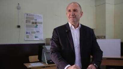 Bild: Valentina Petrova/AP/dpa
Bulgariens Ex-Präsident Radew steht mit seinem Bündnis vor einem deutlichen Sieg.