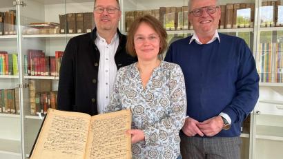 Bild: Andreas Hofmeister, Stadt Schwandorf
Mit dem Protokollbuch des Schachklubs Schwandorf e. V. ist ein weiteres historisches Dokument der Schwandorfer Vereinsgeschichte in das Stadtarchiv gezogen. Im Bild (v. l. n. .r): Johannes Paar (1. Vorsitzender Schachklub Schwandorf), Dr. Andrea Tonert (Archivarin, Stadtarchiv Schwandorf) und Oberbürgermeister Andreas Feller.