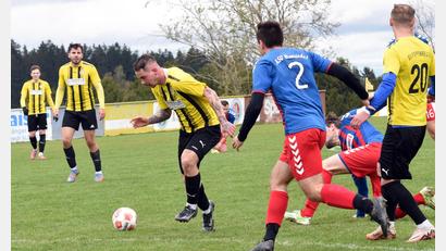 Bild: gb
Der SV Poppenreuth (gelb-schwarze Trikots) gewann am Sonntag sein Heimspiel in der Kreisliga gegen den ASV Wunsiedel mit 2:1. Nach dieser Saison will sich der Verein aus der Kreisliga zurückziehen, was intern auf heftigen Widerstand stößt.